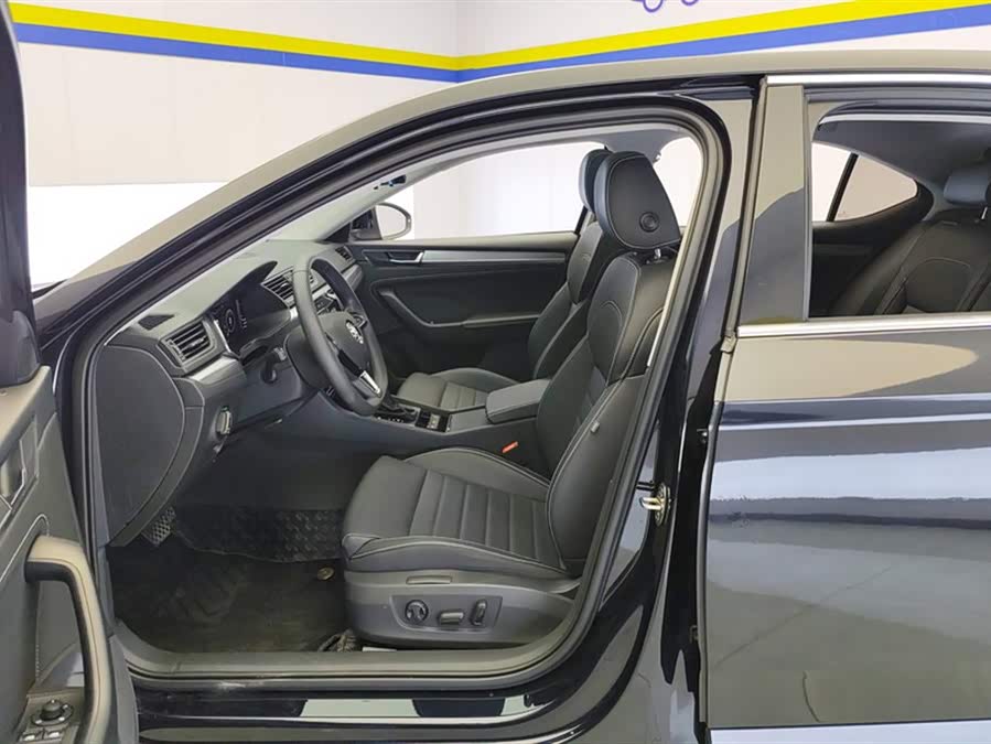 Skoda Superb 2024 car image #10