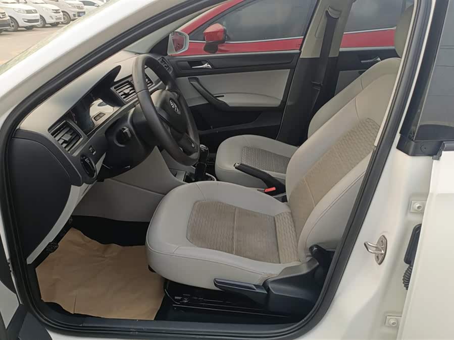Skoda Rapid 2015 car image #10
