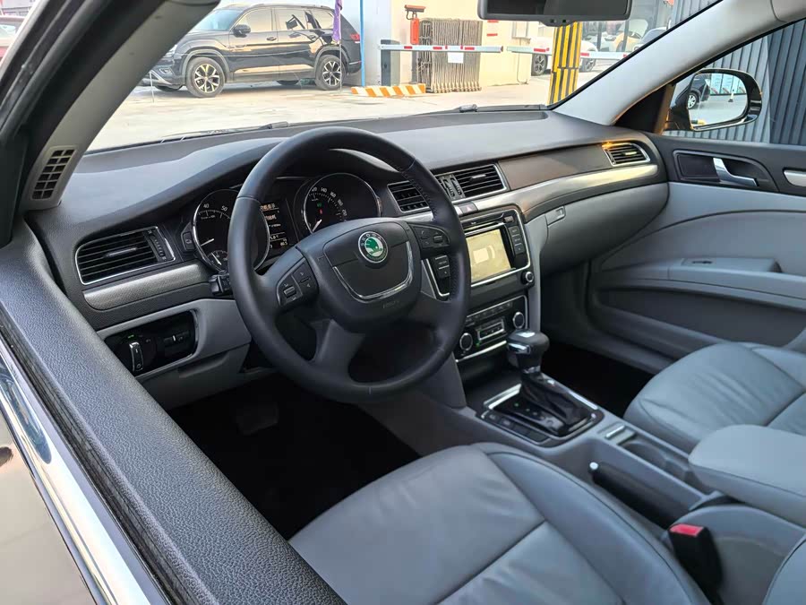 Skoda Superb 2012 imagem de carro #10