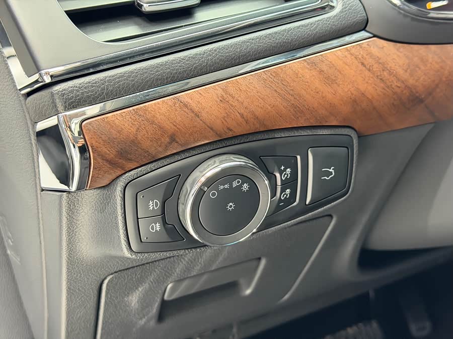 Ford Taurus 2017 car image #10