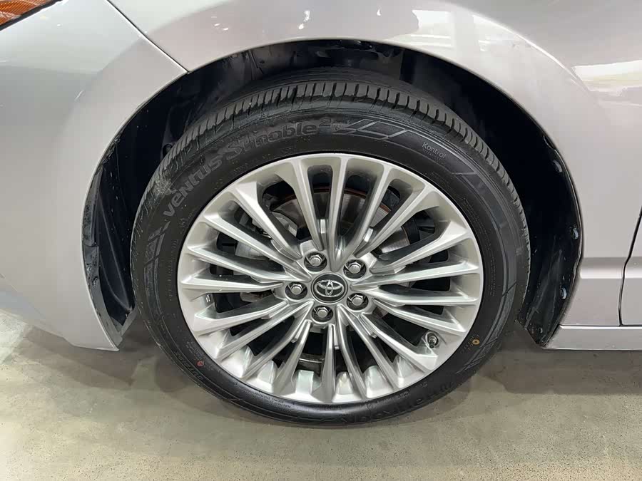 Toyota Avalon 2019 car image #10