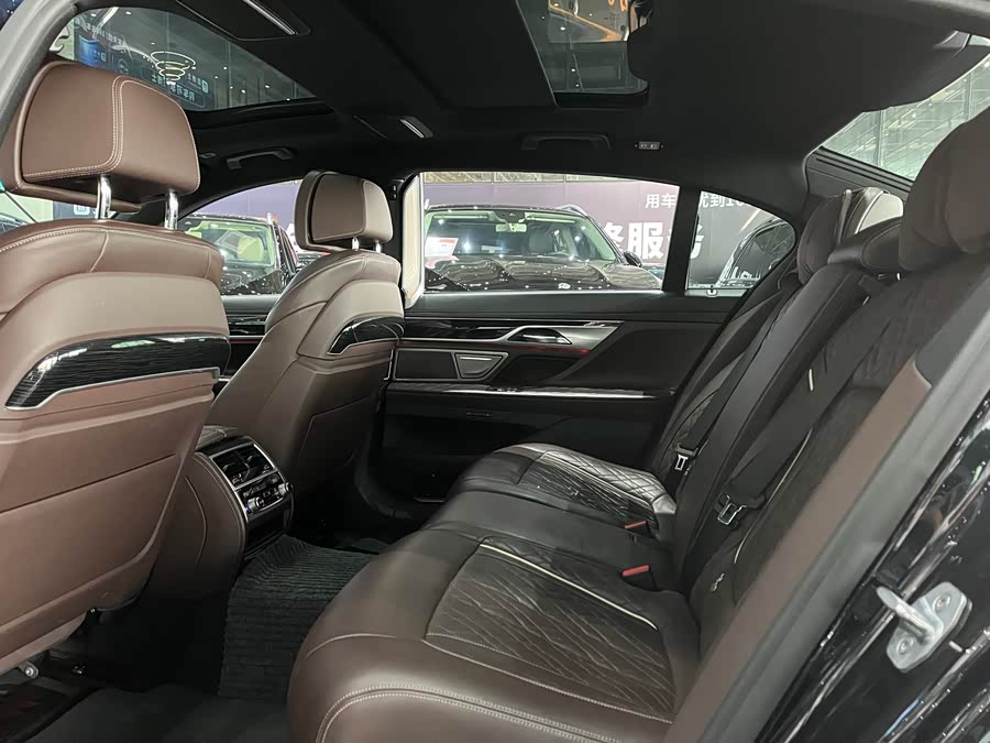 BMW 7 Series 2020 car image #10