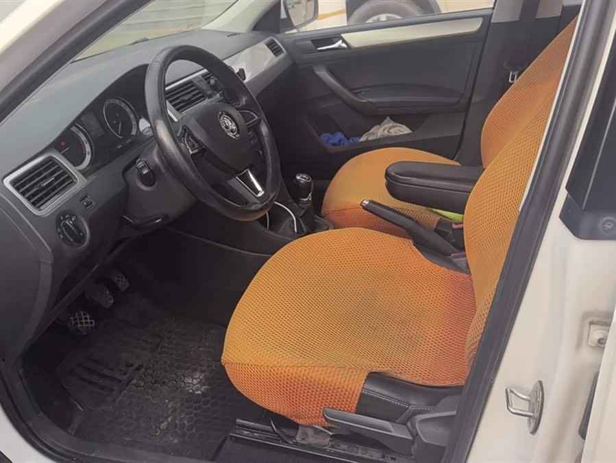 Skoda Rapid 2018 car image #10