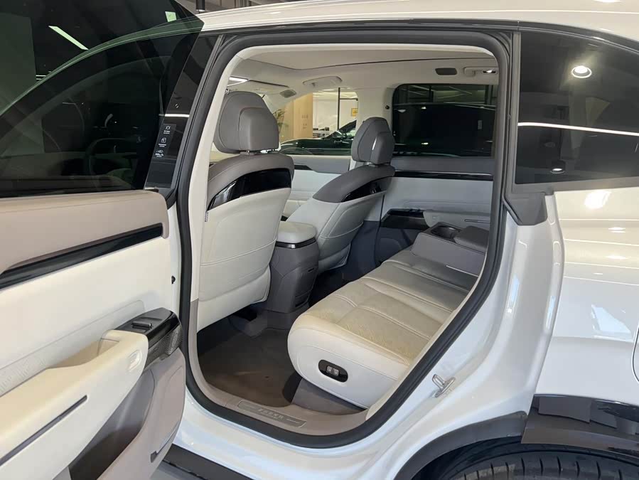 Zeekr 7X 2024 car image #10
