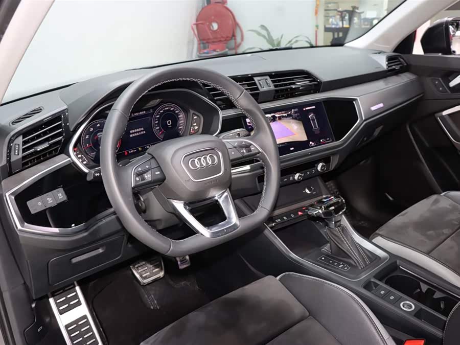 Audi Q3 2022 car image #10