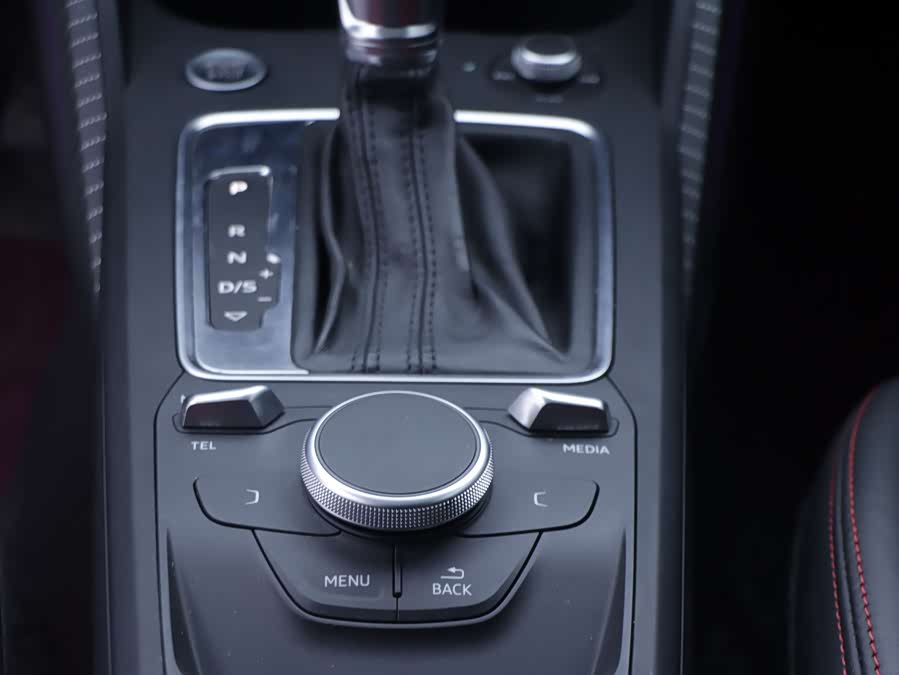 Audi Q2L 2020 car image #10