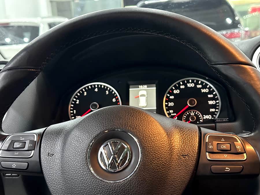 Volkswagen Tiguan 2014 car image #10