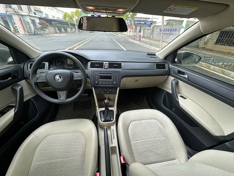 Skoda Rapid 2014 car image #10