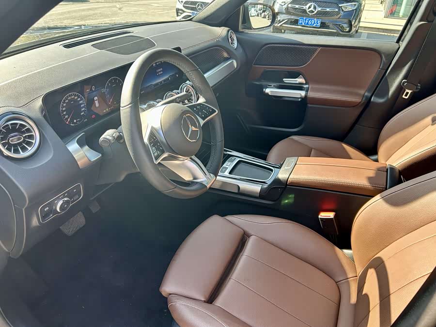 Mercedes-Benz GLB Class 2025 car image #10