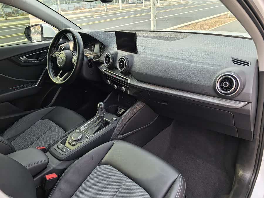 Audi Q2L 2021 car image #10