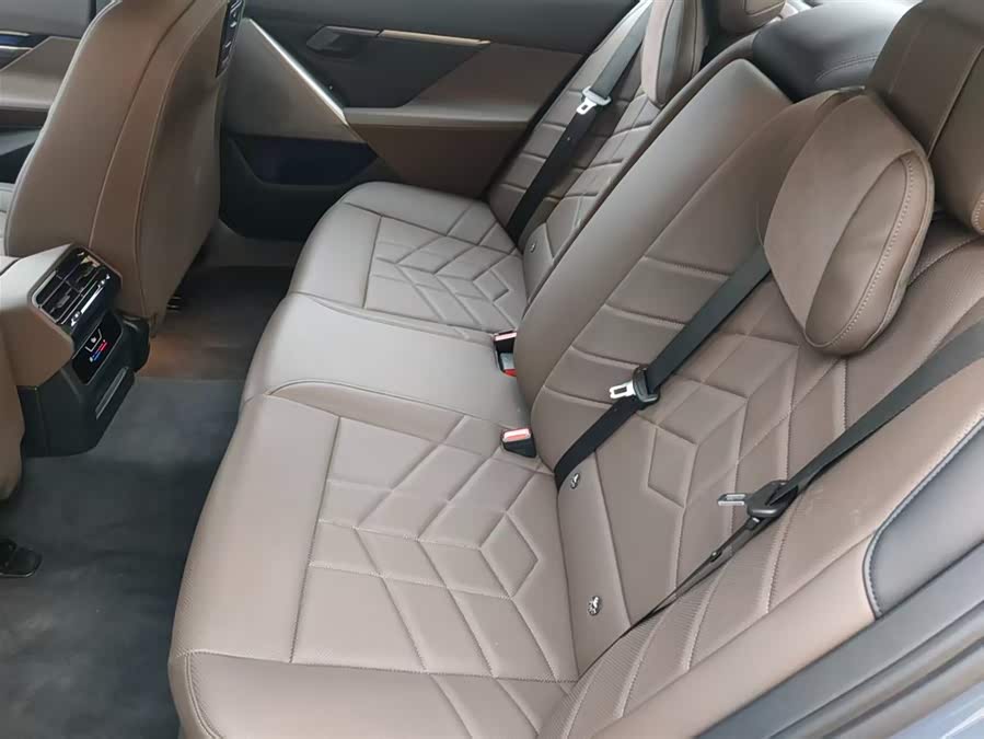 BMW i5 2024 car image #10