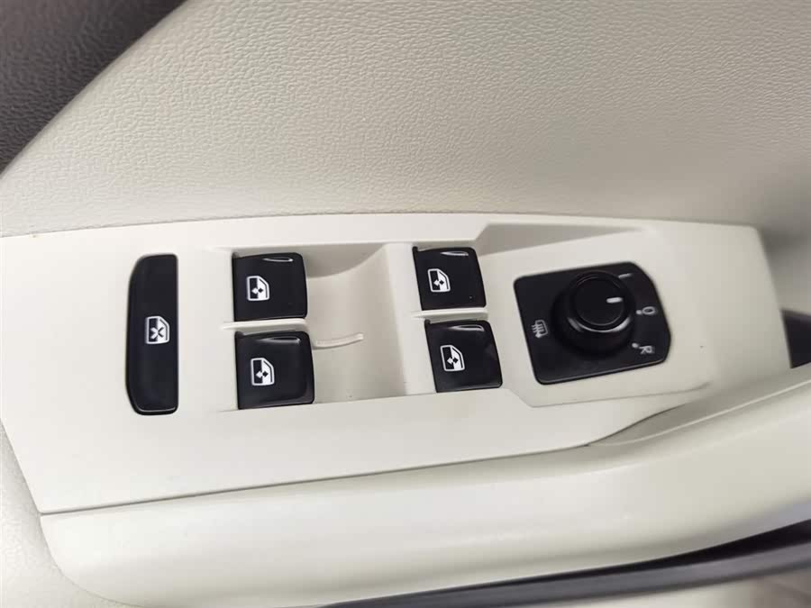 Volkswagen T-Cross 2019 car image #10