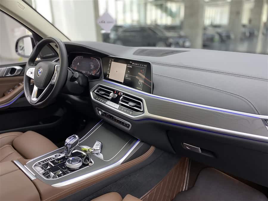 BMW X7 2021 car image #10