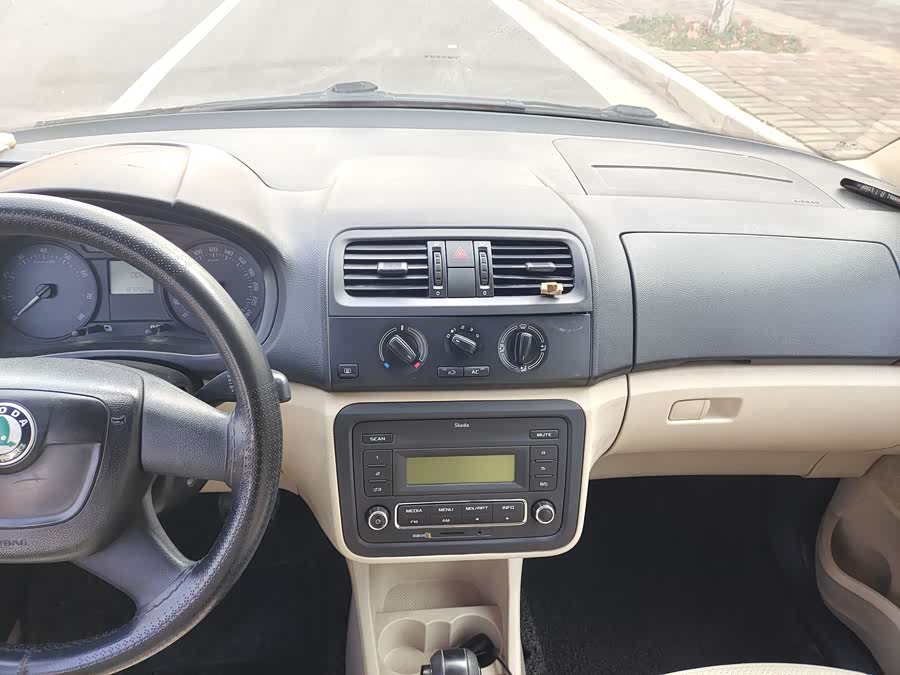 Skoda Fabia 2013 immagine di auto #10