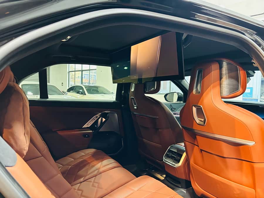 BMW i7 2023 car image #10