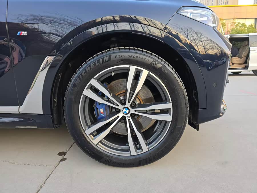 BMW X7 2022 car image #10