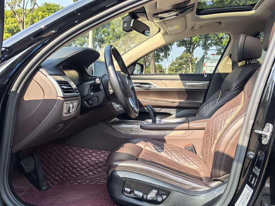 BMW 7 Series 2020 car image #10