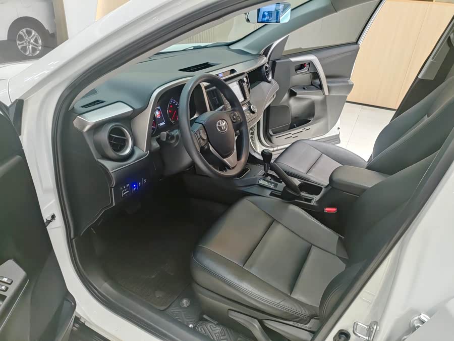 Toyota RAV4 2019 car image #10