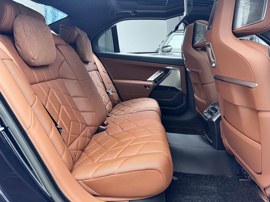 BMW i7 2025 изображение автомобиля #10