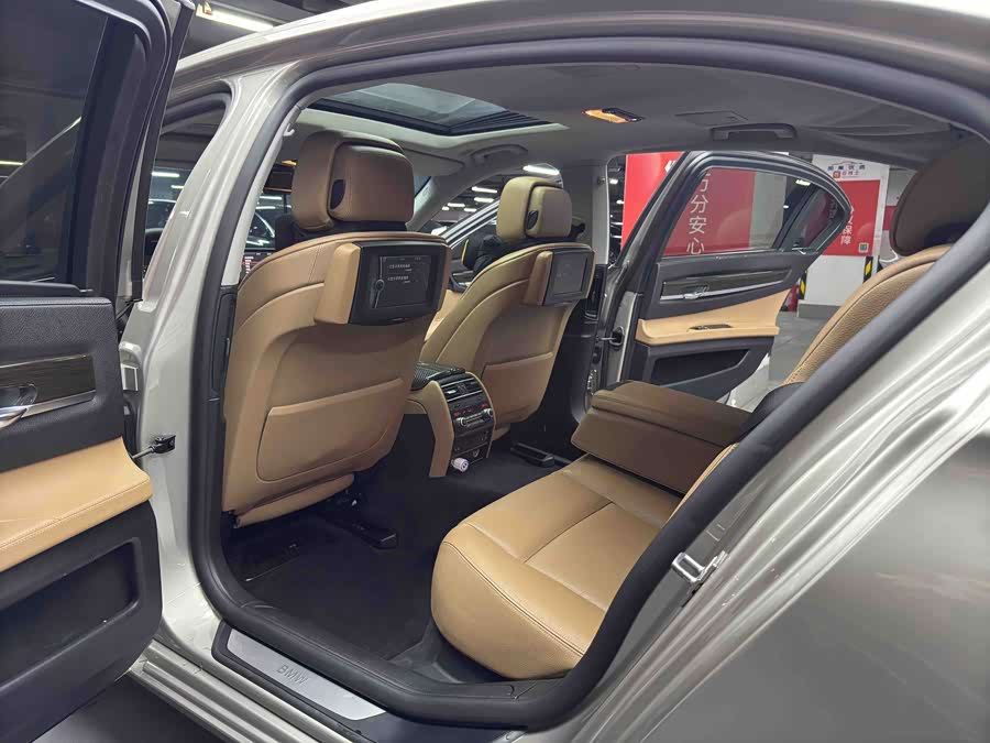 BMW 7 Series 2011 immagine di auto #10