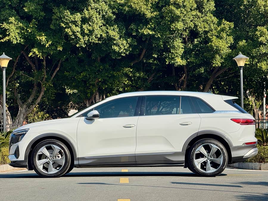 Audi Q5 e-tron 2023 immagine di auto #10