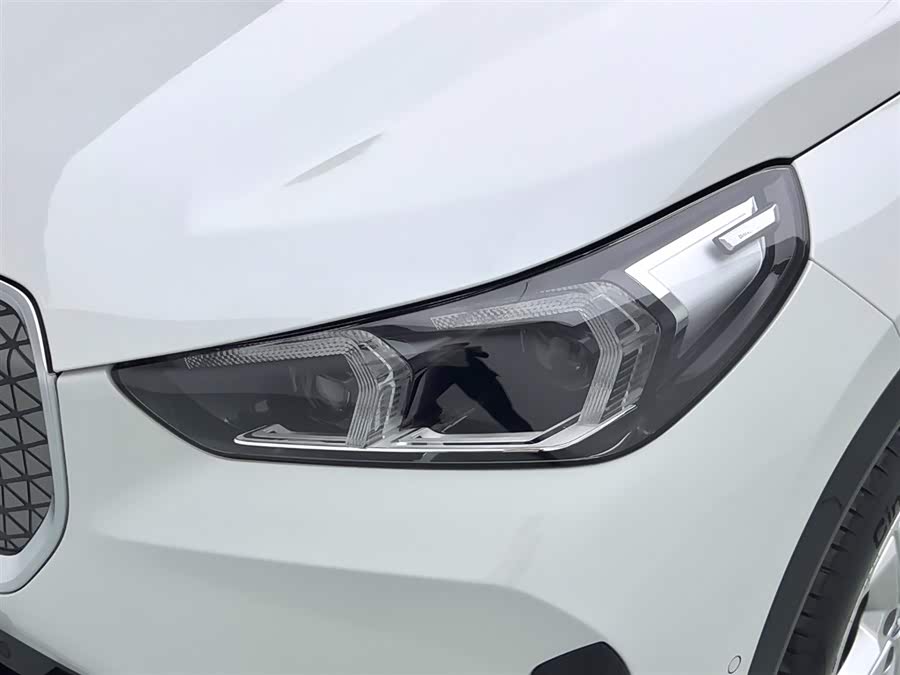 BMW iX1 2024 car image #10