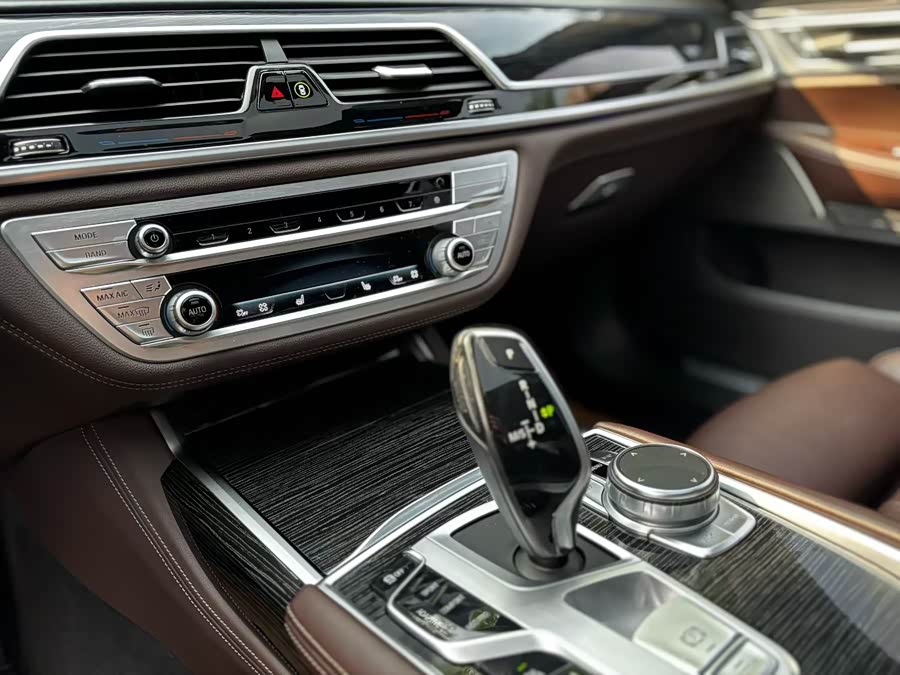 BMW 7 Series 2020 car image #10