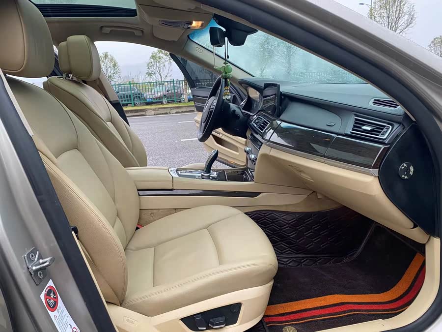 BMW 7 Series 2012 car image #10