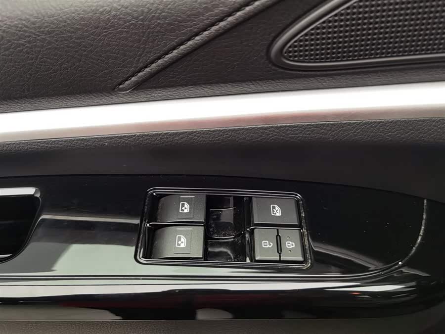 Forthing Lingzhi 2025 #10 Forthing Lingzhi 2025 car image #10