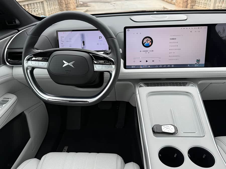 Xpeng G9 2025 car image #10