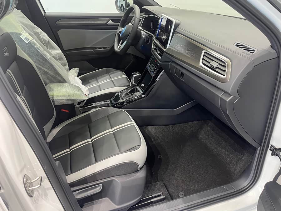 Volkswagen T-Roc 2025 car image #10