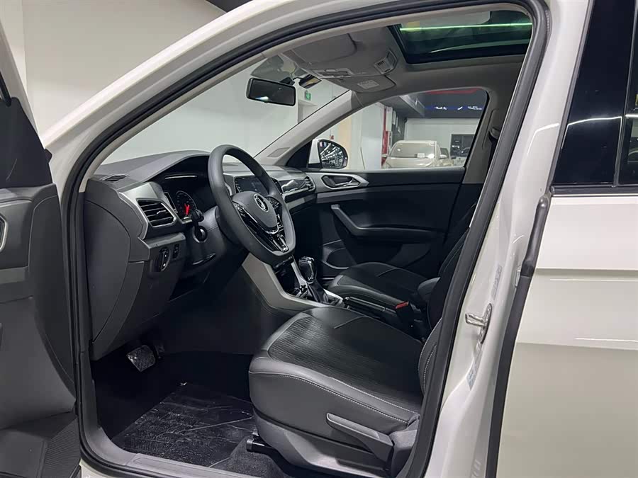 Volkswagen T-Cross 2021 #10 Volkswagen T-Cross 2021 car image #10