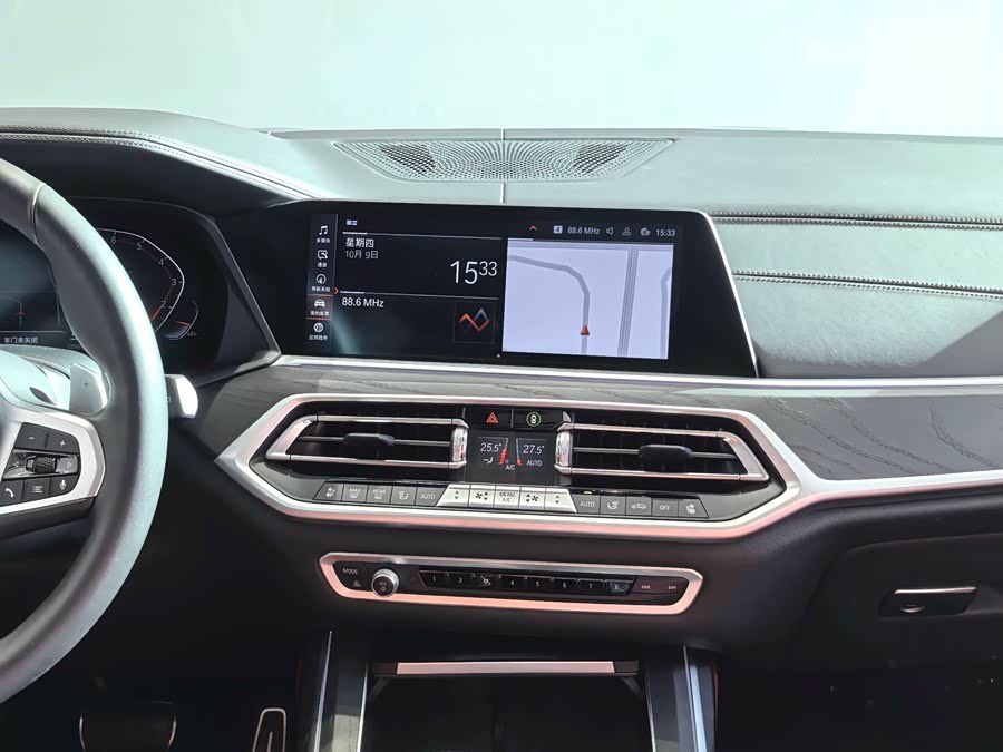 BMW X7 2021 car image #10