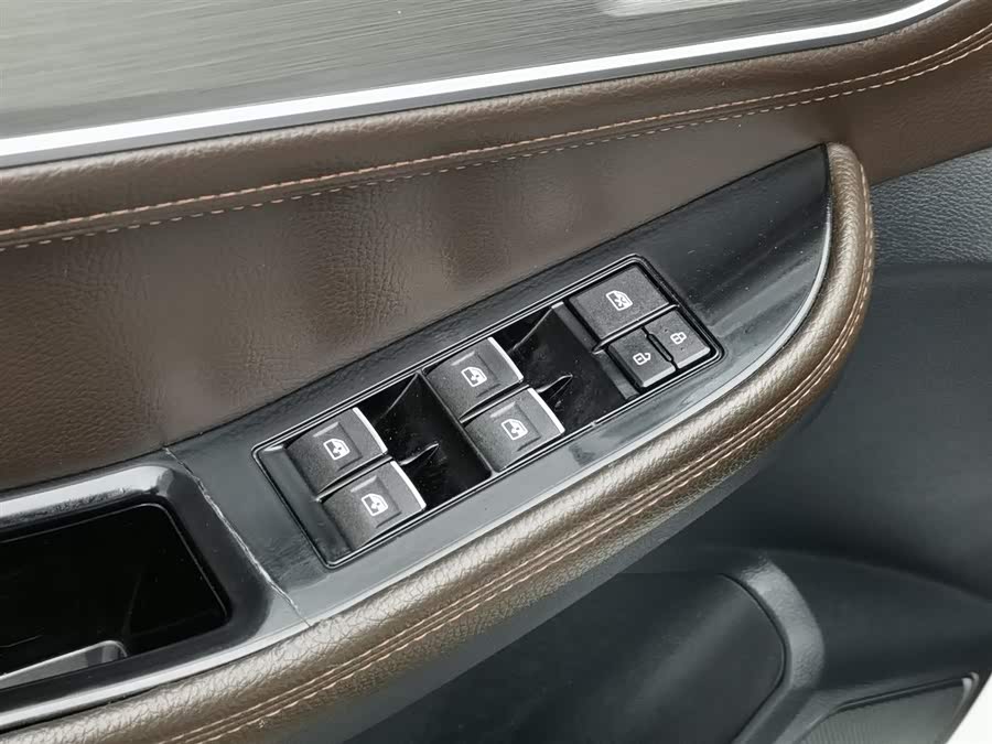 Forthing JOYEAR X5 2017 صورة سيارة #10