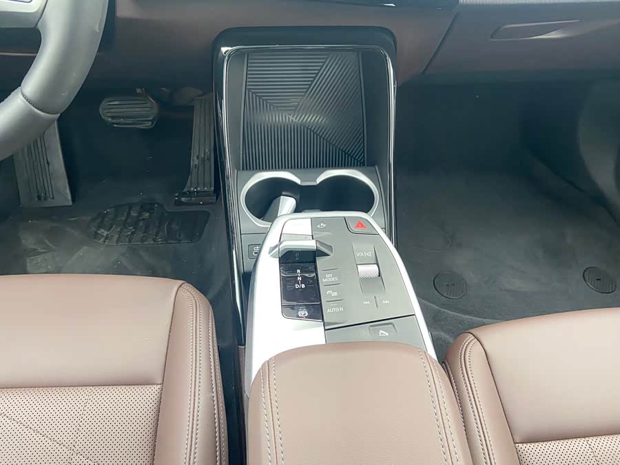 BMW iX1 2025 صورة سيارة #10