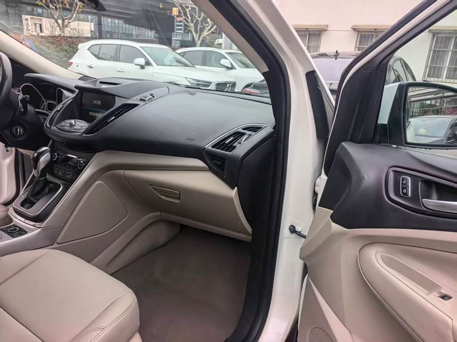 Ford Kuga 2015 car image #10