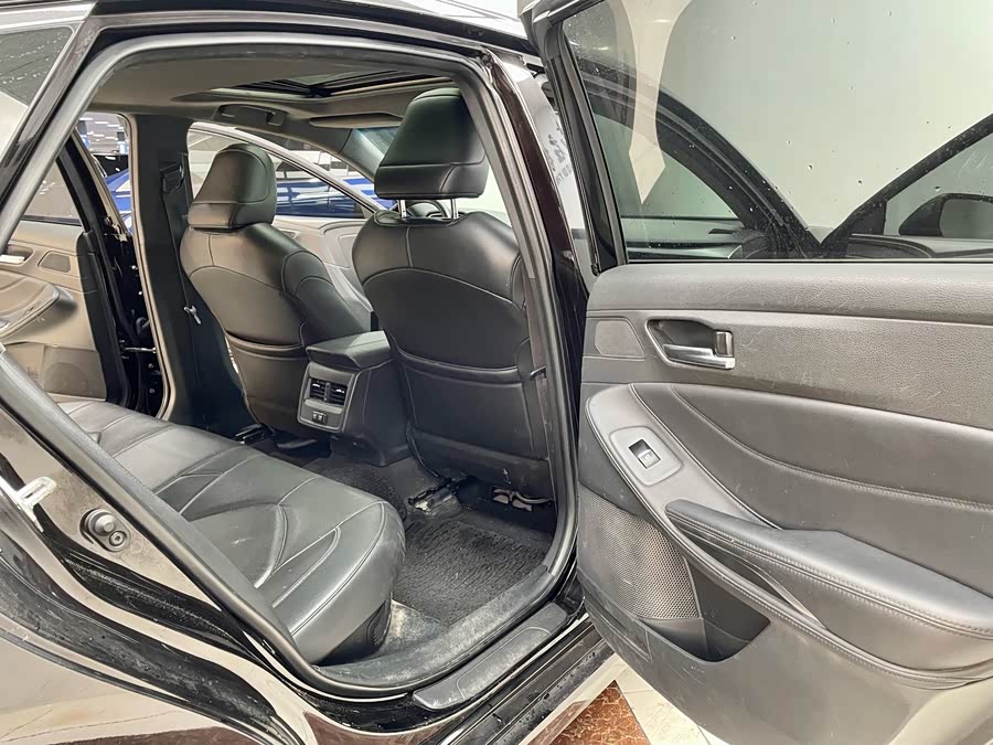 Toyota Avalon 2019 car image #10