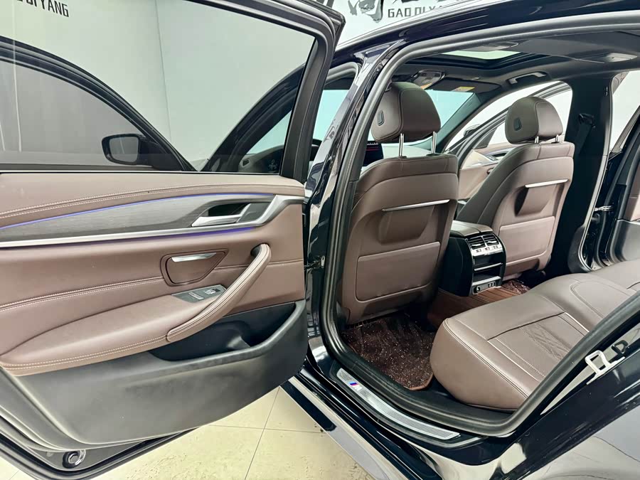 BMW 5 Series 2022 immagine di auto #10