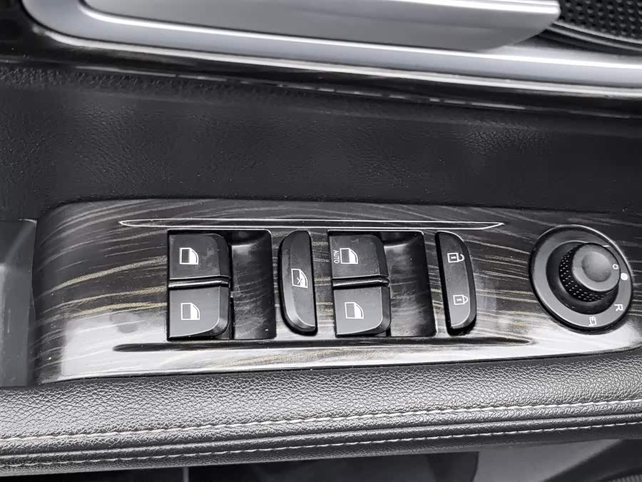 SWM X7 2019 صورة سيارة #10