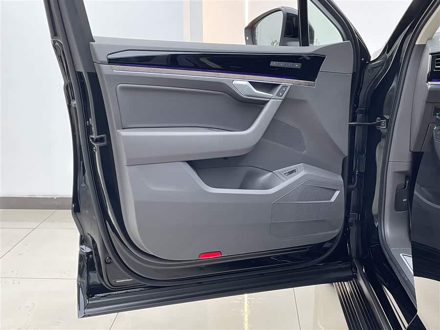 Volkswagen Touareg 2024 car image #10