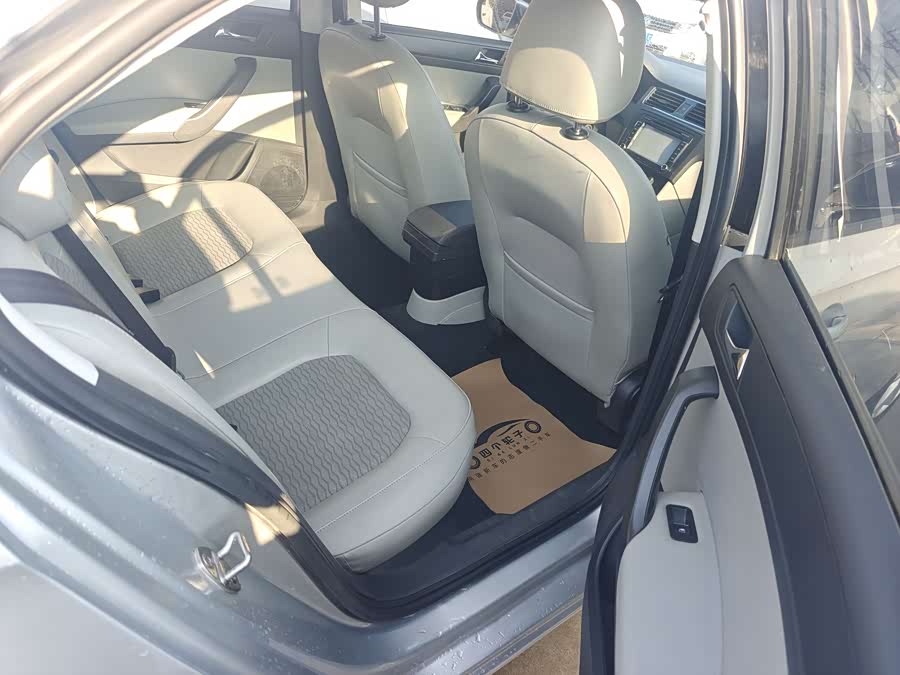 Skoda Rapid 2015 car image #10