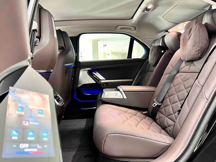 BMW i7 2024 car image #10