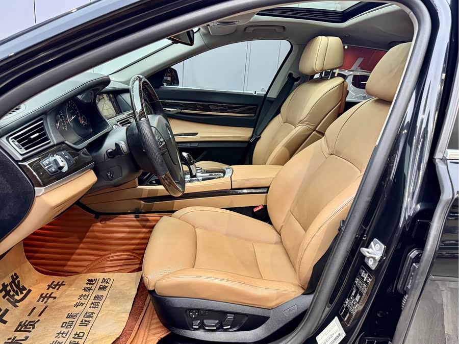 BMW 7 Series 2010 car image #10