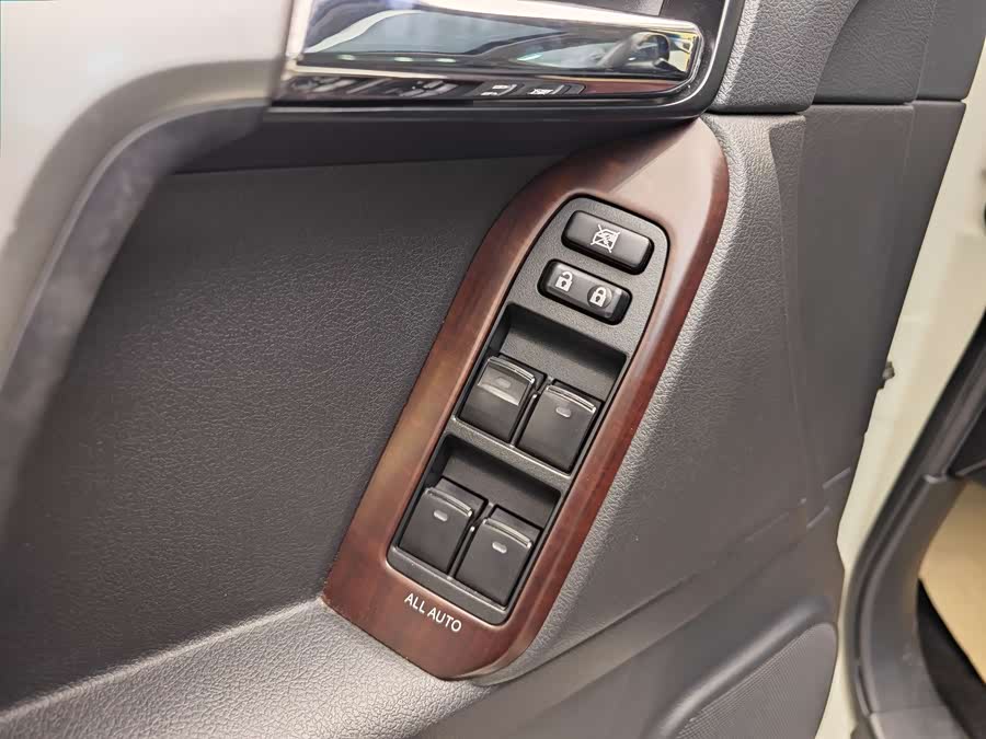 Toyota Land Cruiser Prado 2017 car image #10