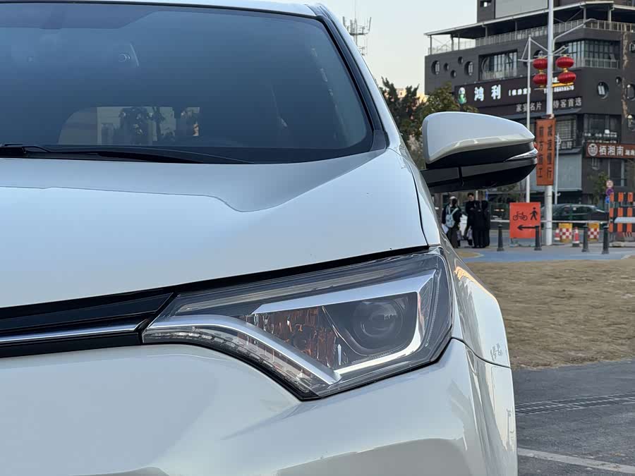 Toyota RAV4 2017 car image #10