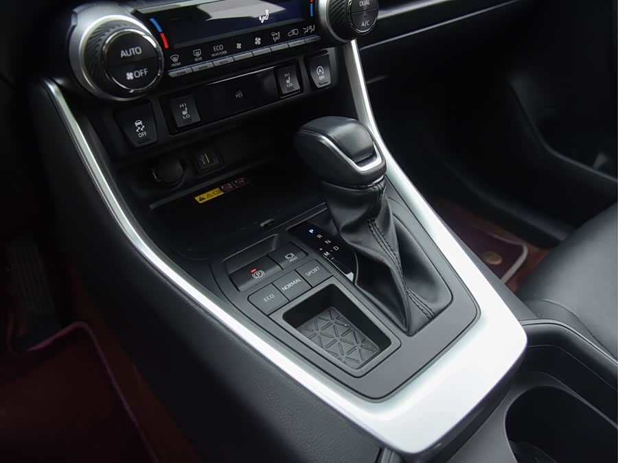 Toyota RAV4 2023 car image #10
