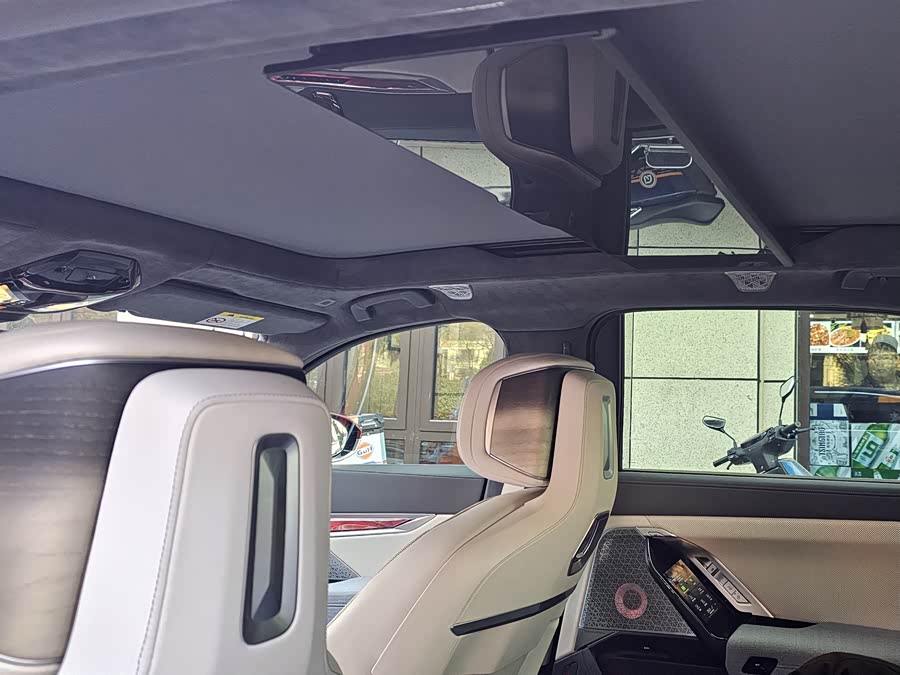 BMW i7 2023 car image #10