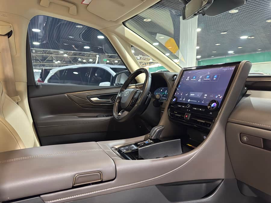 Toyota Alphard 2024 car image #10