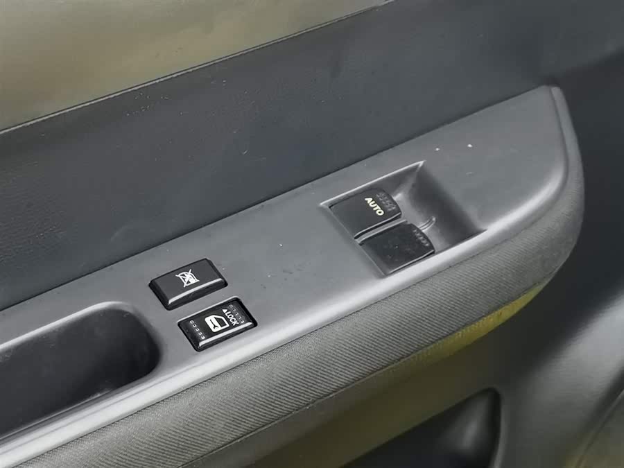 Suzuki Swift 2012 car image #10