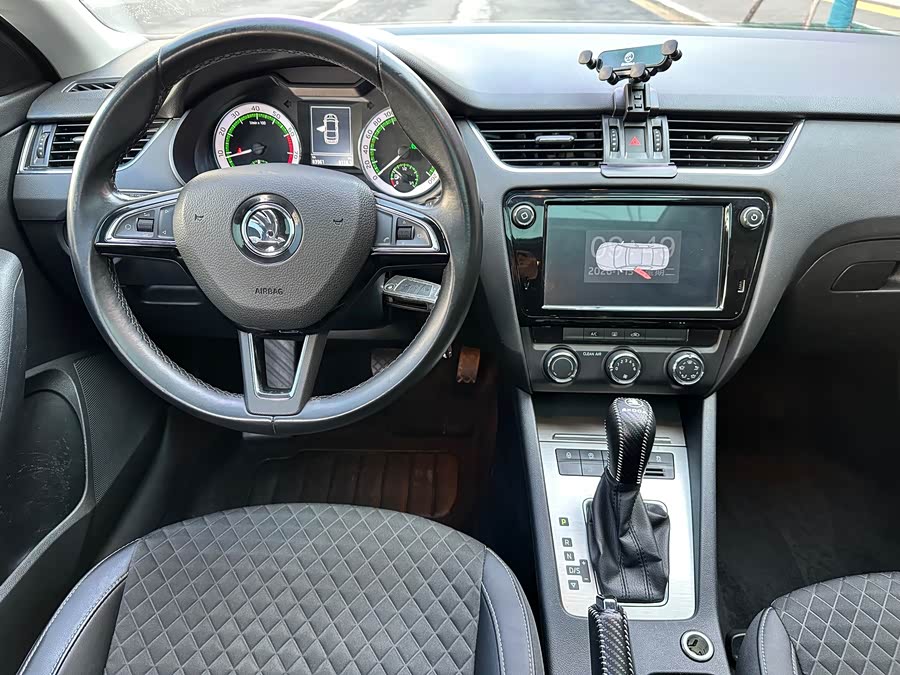 Skoda Octavia 2018 car image #10